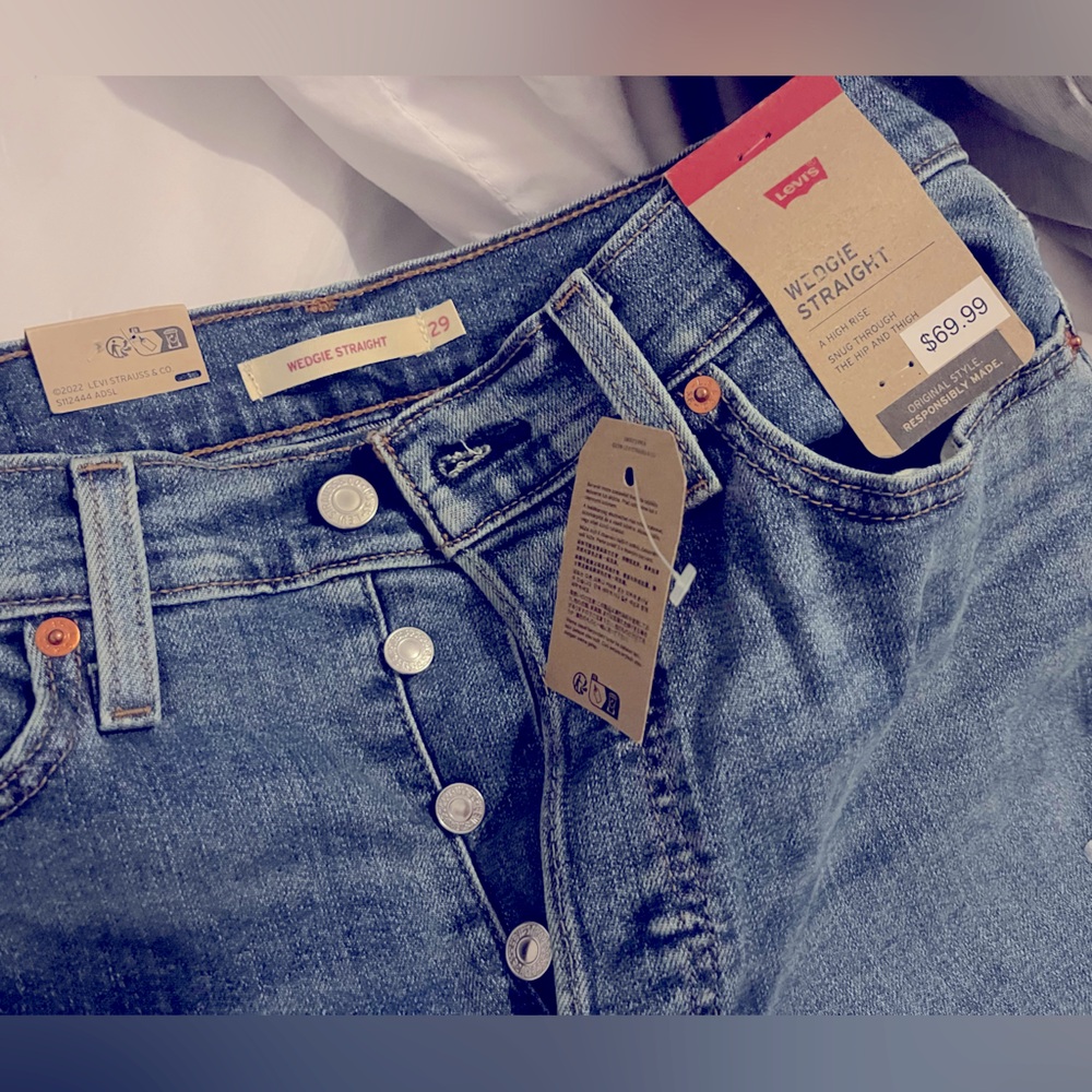 Woman’s Levi Wedgie Straight size 28